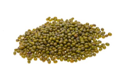 Mung fasulyeleri beyaz arkaplanda izole