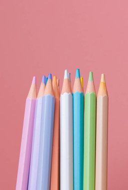 Renkli arkaplanda renkli kalemler