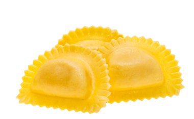 İtalyan mantısı beyaz arka planda izole edilmiş.