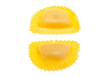 İtalyan mantısı beyaz arka planda izole edilmiş.