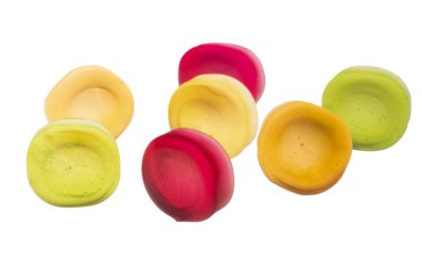 beyaz arkaplanda izole edilmiş jelibon şekerler