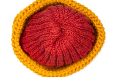 beyaz bir arka plan üzerine örme şapka