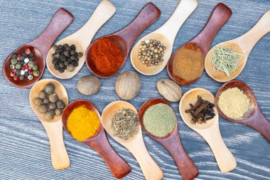 Arka planda tahta kaşıklarda baharat karışımı