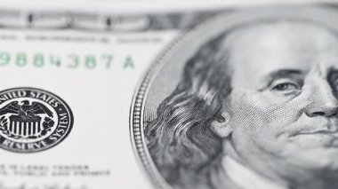 100 dolarlık banknotun videosu.