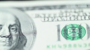 100 dolarlık banknotun videosu.