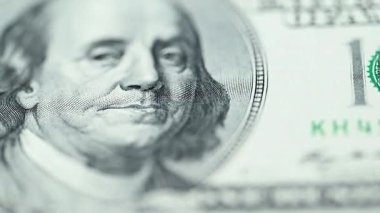 100 dolarlık banknotun videosu.