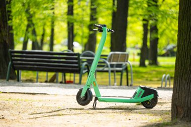 Baharda parkta yeşil scooterin