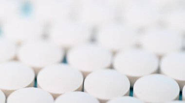 video - mavi arkaplanda beyaz haplar yakın plan