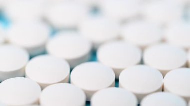 video - mavi arkaplanda beyaz haplar yakın plan