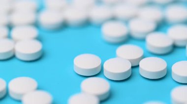 video - mavi arkaplanda beyaz haplar yakın plan