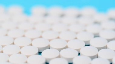 video - mavi arkaplanda beyaz haplar yakın plan