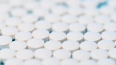 video - mavi arkaplanda beyaz haplar yakın plan