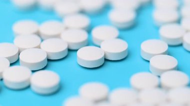 video - mavi arkaplanda beyaz haplar yakın plan