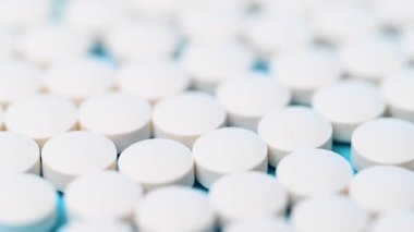 video - mavi arkaplanda beyaz haplar yakın plan