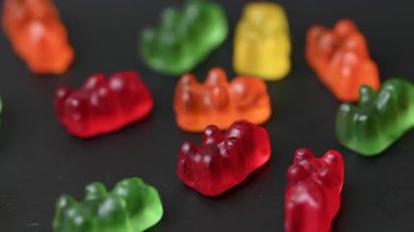 Jelibon ayıcıkları videoyu kapatır