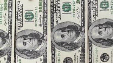 100 dolarlık banknotların videosu kapanıyor.