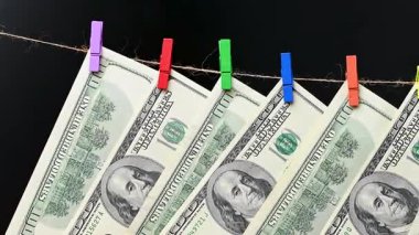 100 dolarlık banknotların videosu kapanıyor.