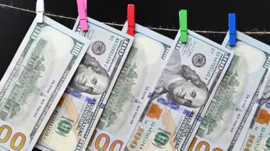 100 dolarlık banknotların videosu kapanıyor.