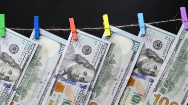 100 dolarlık banknotların videosu kapanıyor.