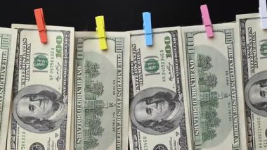 100 dolarlık banknotların videosu kapanıyor.