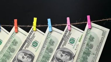 100 dolarlık banknotların videosu kapanıyor.