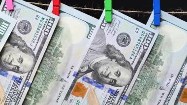 100 dolarlık banknotların videosu kapanıyor.