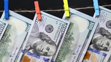 100 dolarlık banknotların videosu kapanıyor.