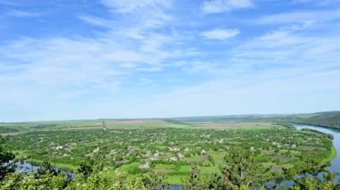 Güneşli bir günde Dinyester nehrinin manzarası