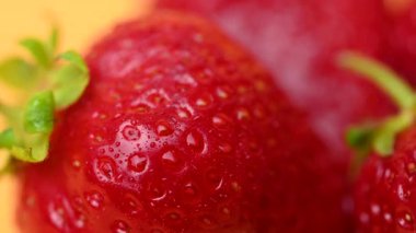 Çilek videosu arka planda kapanıyor