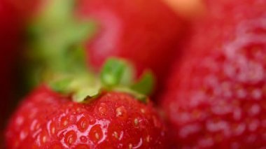 Çilek videosu arka planda kapanıyor