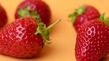 Çilek videosu arka planda kapanıyor