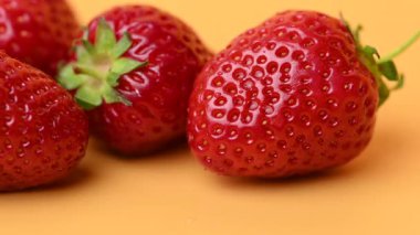 Çilek videosu arka planda kapanıyor