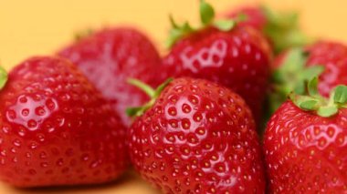 Çilek videosu arka planda kapanıyor