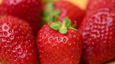 Çilek videosu arka planda kapanıyor