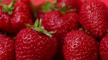 Çilek videosu arka planda kapanıyor