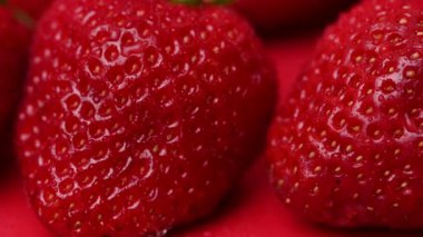 Çilek videosu arka planda kapanıyor