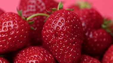 Çilek videosu arka planda kapanıyor