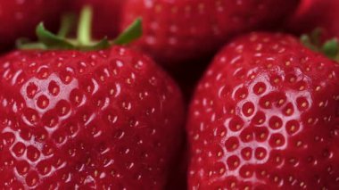 Çilek videosu arka planda kapanıyor