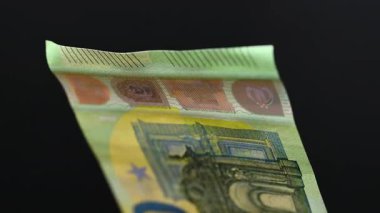 Siyah arkaplandaki yüzlerce avroluk banknotların videosu