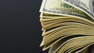 Siyah arkaplanda yüz dolarlık banknotların videosu