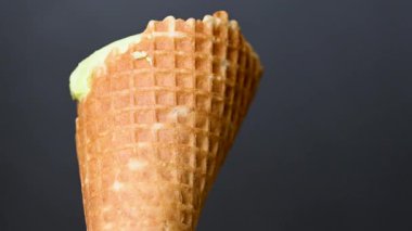 Siyah arkaplanda dondurma külahı videosu