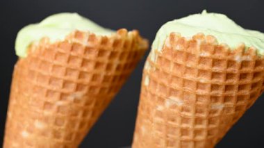 Siyah arkaplanda dondurma külahı videosu