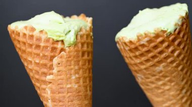 Siyah arkaplanda dondurma külahı videosu