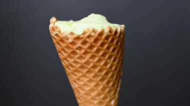 Siyah arkaplanda dondurma külahı videosu