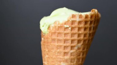 Siyah arkaplanda dondurma külahı videosu