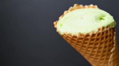 Siyah arkaplanda dondurma külahı videosu