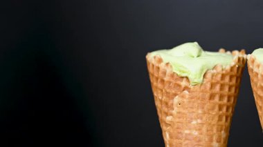 Siyah arkaplanda dondurma külahı videosu