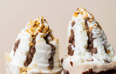 Dondurma renkli bir arkaplanda yakın plan bir konide.