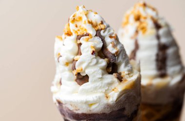 Dondurma renkli bir arkaplanda yakın plan bir konide.