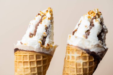 Dondurma renkli bir arkaplanda yakın plan bir konide.